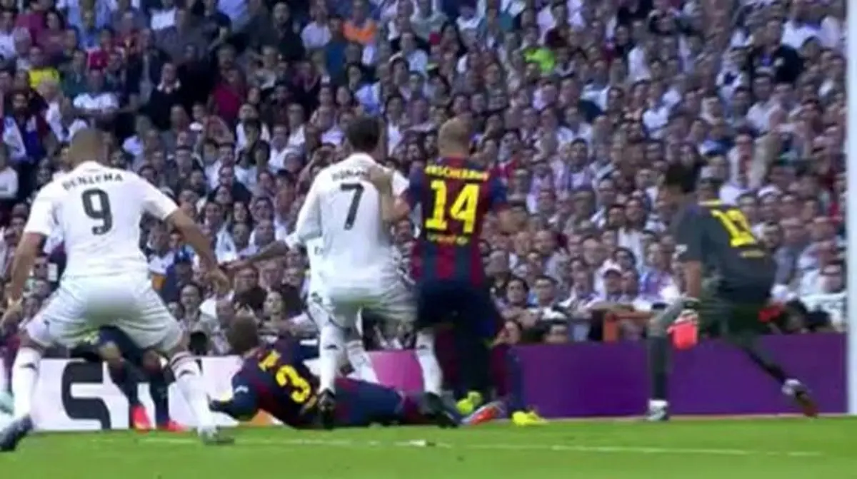 صحنه پنالتي ناشيانه پيکه (عکس)