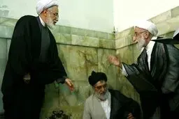 بازگشت احمدی‌نژاد به سیاست از مسیر مراسم ختم/ وقتی لبخند و سکوت جای هیاهوی احمدی‌نژادی را می‌گیرد