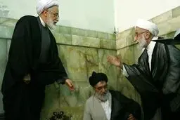 بازگشت احمدی‌نژاد به سیاست از مسیر مراسم ختم/ وقتی لبخند و سکوت جای هیاهوی احمدی‌نژادی را می‌گیرد
