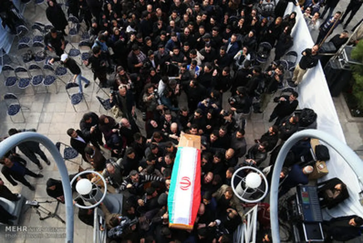 پیکر مرتضی پاشایی بر روی دستان مردم تهران / تصاویر