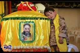 عکس/ تکیه یک کودک به تابوت پدر