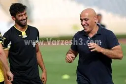 شوخی منصوریان با مدافع پرسپولیس/ عکس