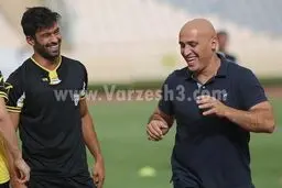 شوخی منصوریان با مدافع پرسپولیس/ عکس