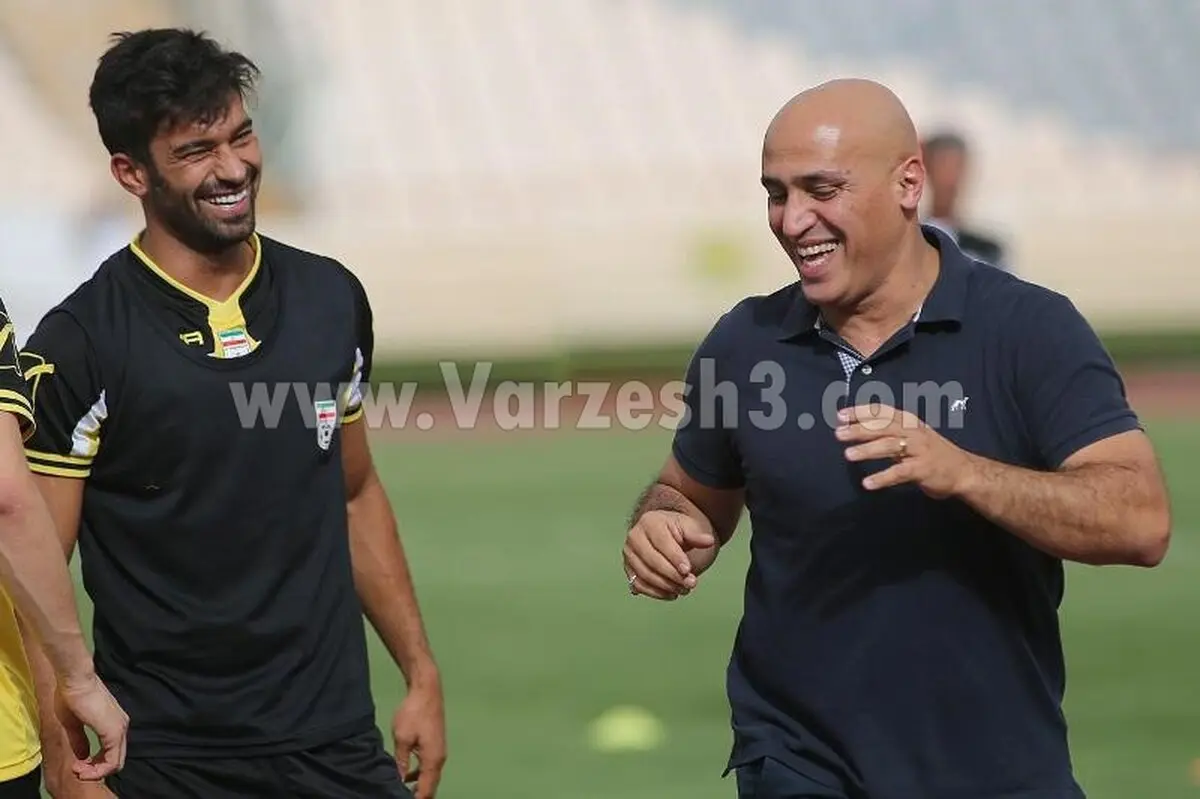 شوخی منصوریان با مدافع پرسپولیس/ عکس