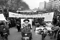 تصاویری از راهپیمایی مردم در حمایت از امام(ره) و دولت موقت