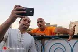 ژست عجیب منصوریان در سلفی با یک هوادار/عکس