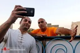 ژست عجیب منصوریان در سلفی با یک هوادار/عکس