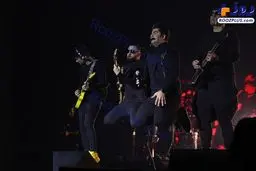 عکسی از حرکات عجیب خواننده معروف ایرانی وسط کنسرت