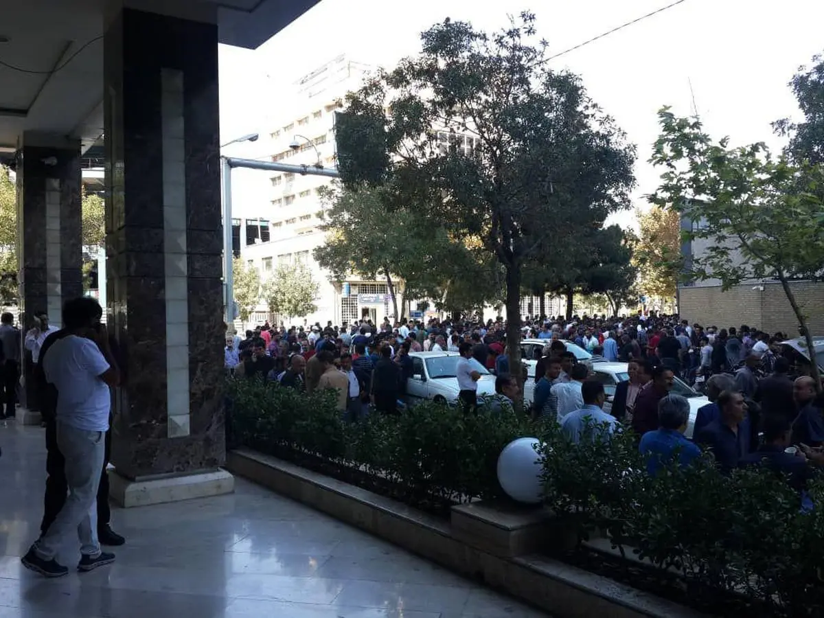 ازدحام مردم برای فروش دلار خانگی در مشهد / عکس