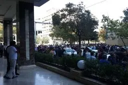 ازدحام مردم برای فروش دلار خانگی در مشهد / عکس