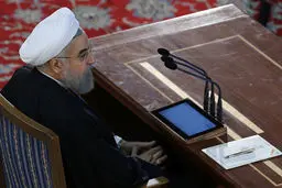تبلت روحانی در نشست خبری/ عکس