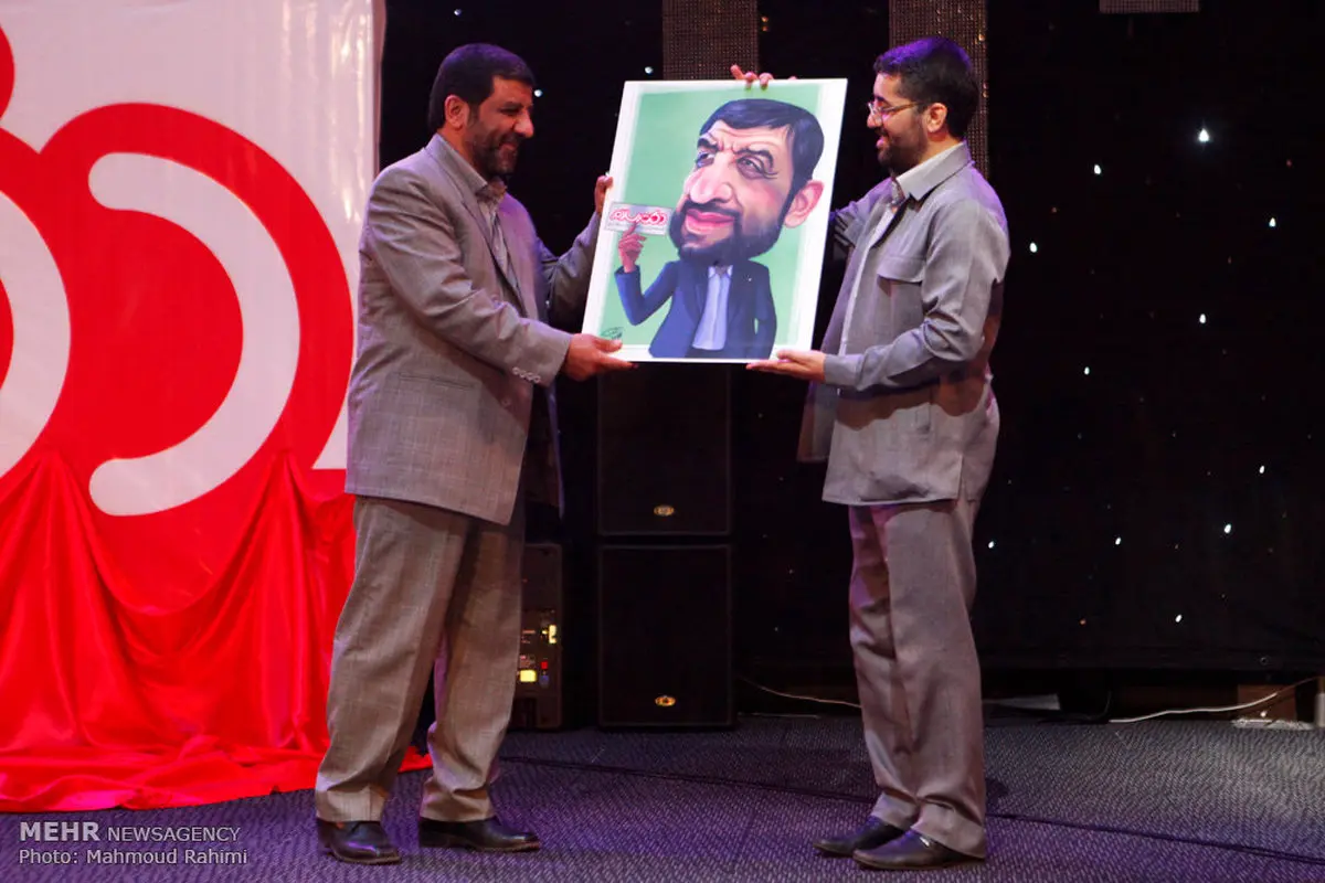 خنده ضرغامی و حدادعادل به کاریکاتورهایشان /عکس