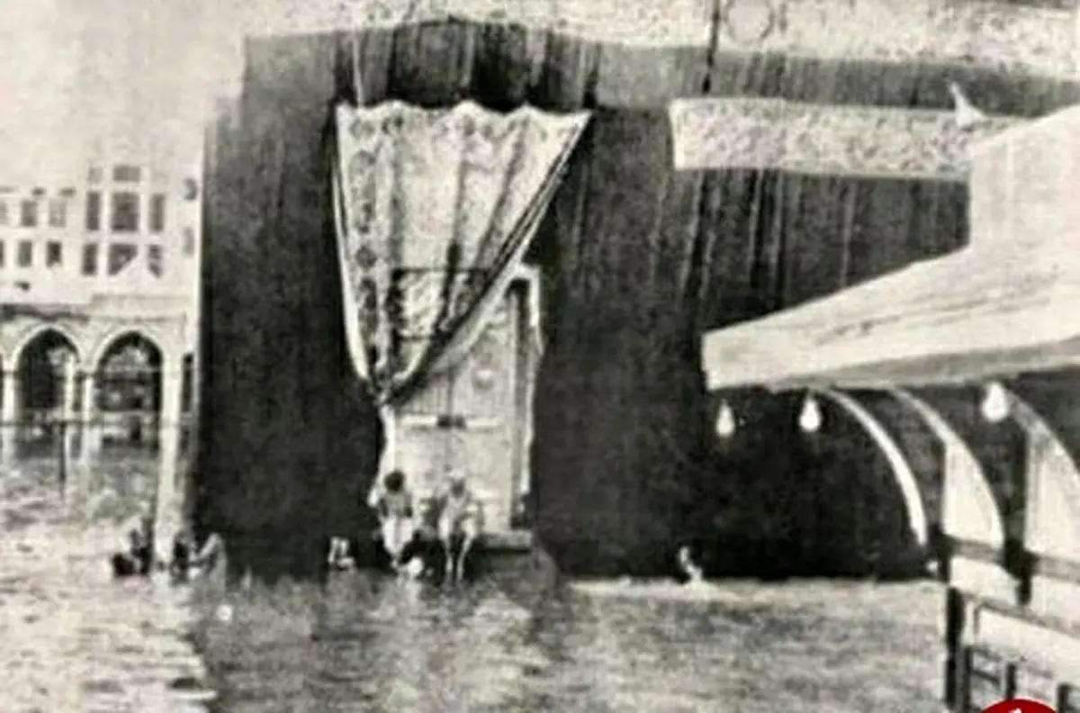 تصویری دیده نشده از سیل در خانه خدا