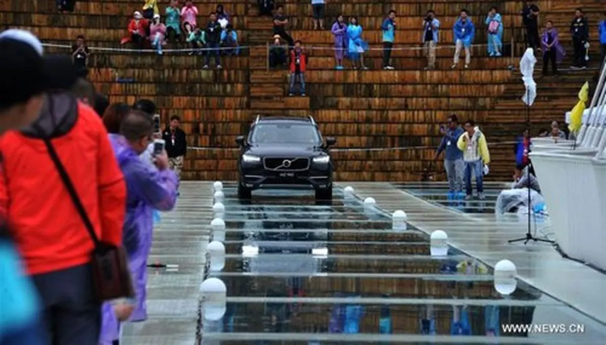 عبور دادن ماشین از روی این پل شیشه ای ترسناک / تصاویر