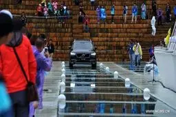 عبور دادن ماشین از روی این پل شیشه ای ترسناک / تصاویر