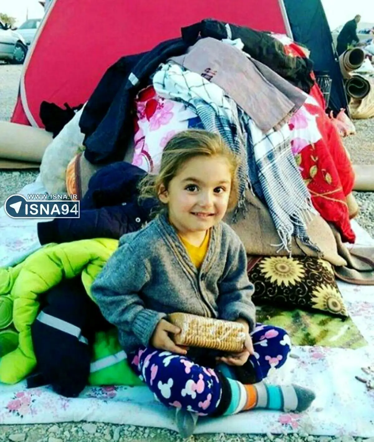 لبخند ژکوند دختر بچه کرمانشاهی در روزهای سرد پس از زلزله/عکس