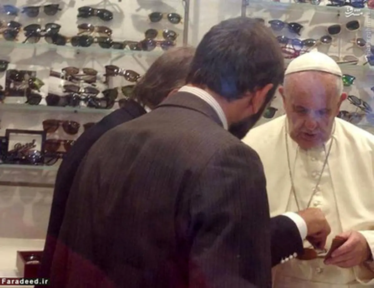 پاپ در حال خرید عینک /تصاویر