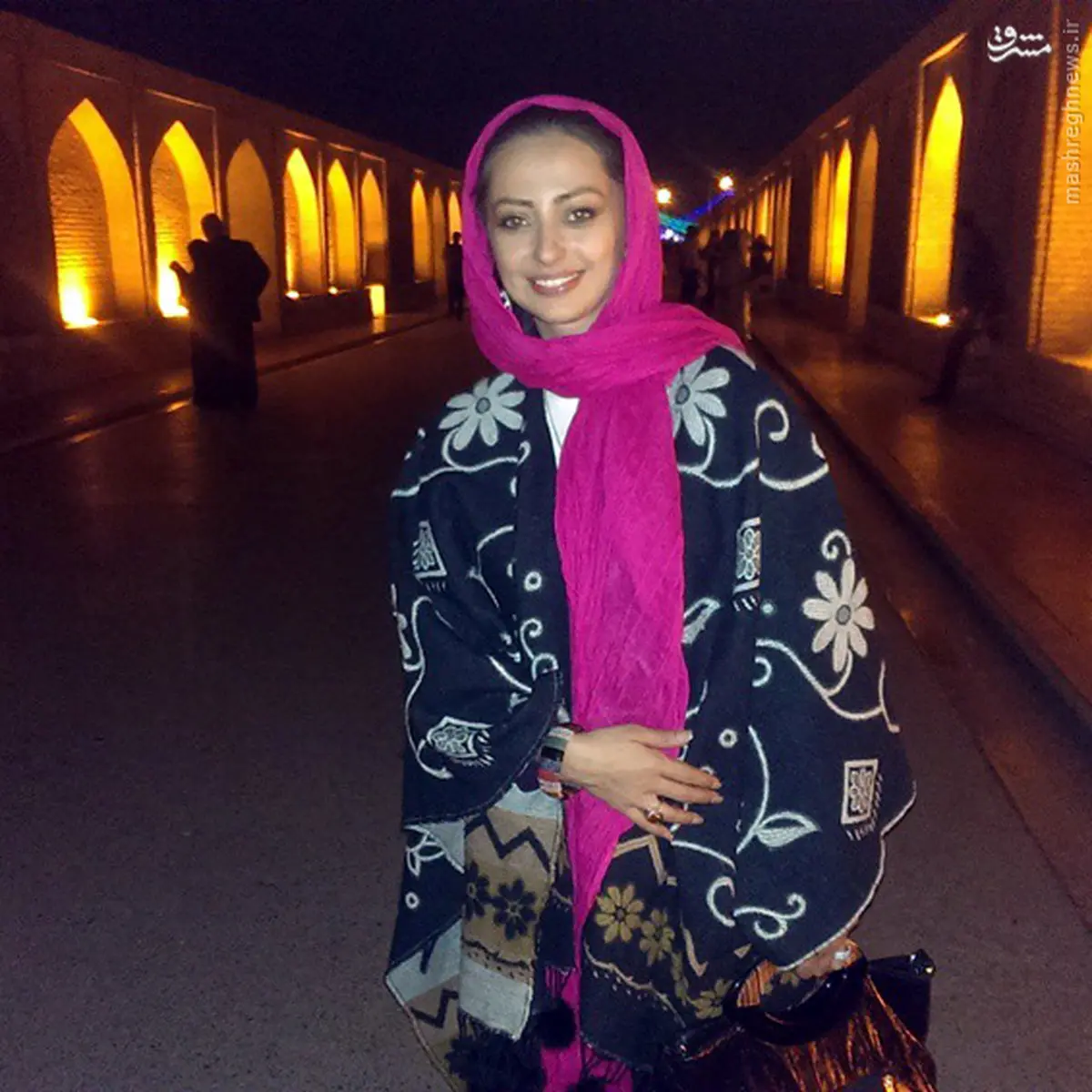 بازیگر زن معروف سینما و تلویزیون روی سی و سه پل اصفهان/ عکس