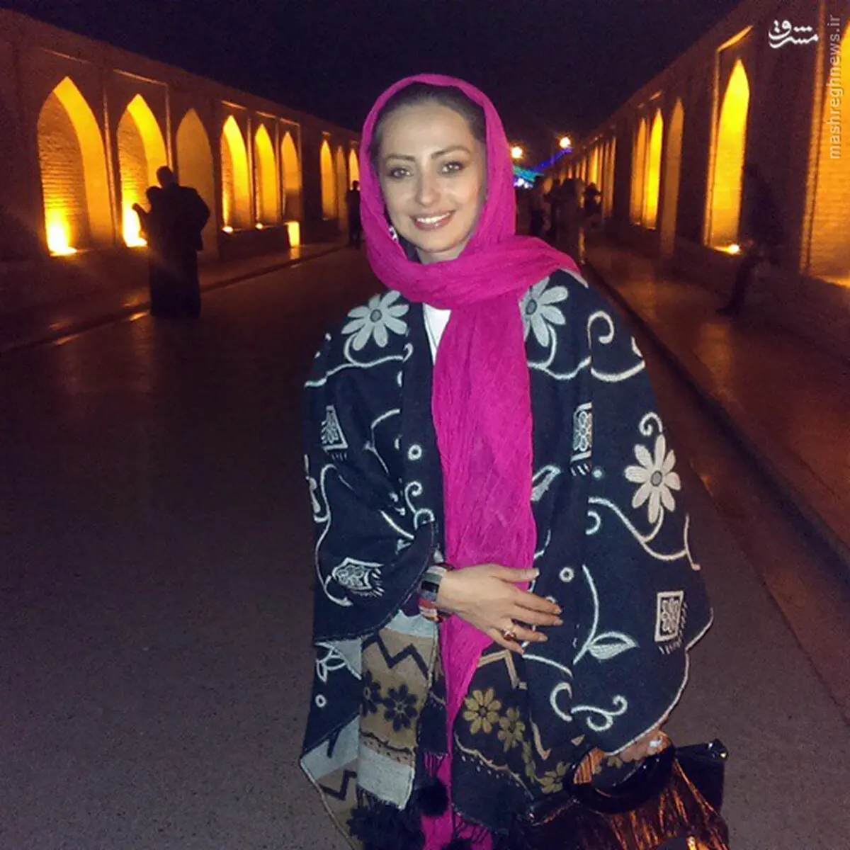 بازیگر زن معروف سینما و تلویزیون روی سی و سه پل اصفهان/ عکس