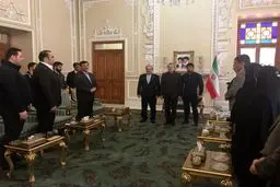 تجلیل رئیس مجلس از وزنه‌برداران و علیرضا کریمی/ لاریجانی: اقدام کریمی احترام به ملت ایران بود