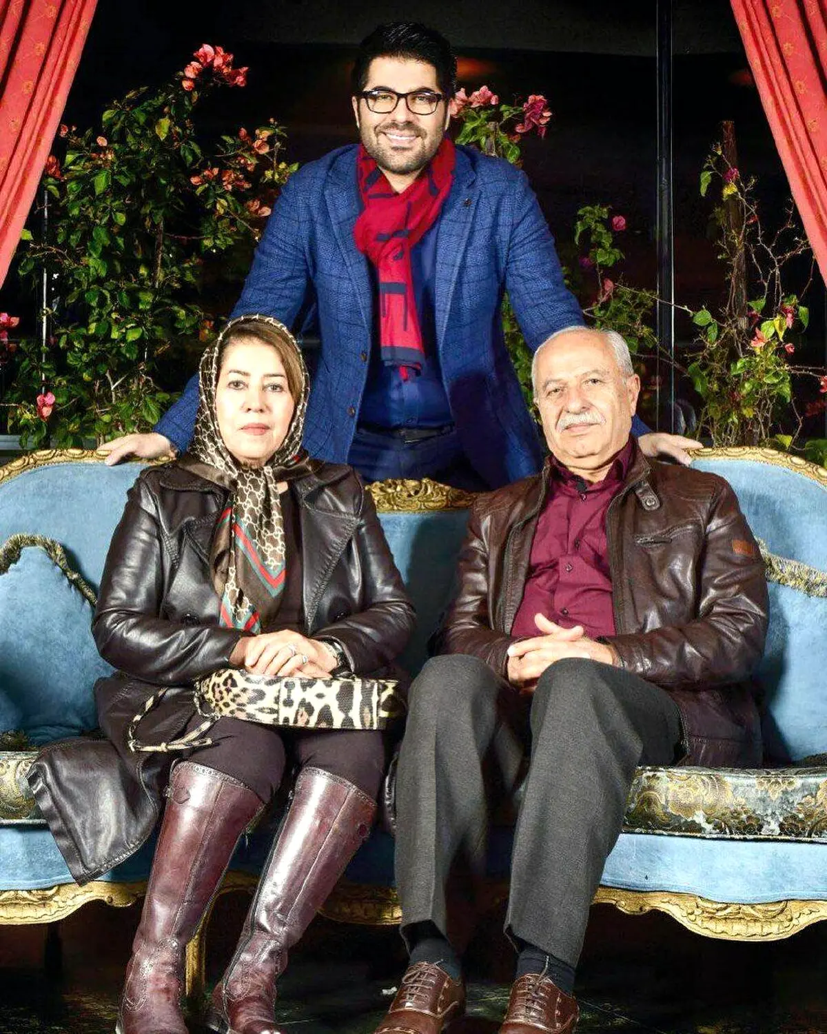 تصویری از حامد همايون خواننده پاپ در كنار پدر و مادرش