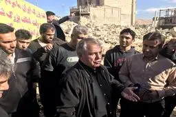 تصویری از حضور علی پروین در کنار مردم زلزله زده شهر سرپل ذهاب
