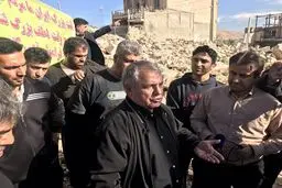 تصویری از حضور علی پروین در کنار مردم زلزله زده شهر سرپل ذهاب