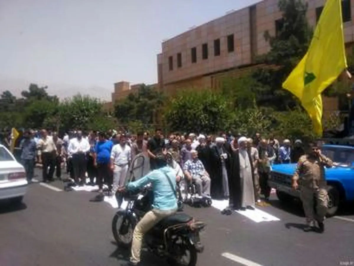 تجمع دلواپسان علیه حضور زنان در مسابقات والیبال/عکس