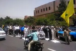 تجمع دلواپسان علیه حضور زنان در مسابقات والیبال/عکس