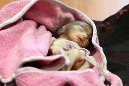 مرد بی رحم نوزاد ۲ماهه اش را به دیوار کوبید