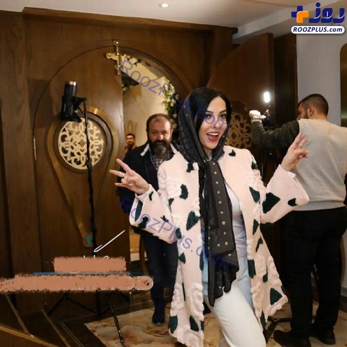 ژست عجیب و غیر عادی خانم بازیگر در یک مراسم/عکس