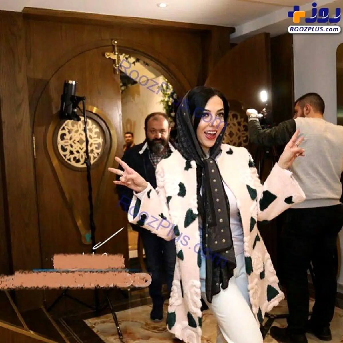 ژست عجیب و غیر عادی خانم بازیگر در یک مراسم/عکس