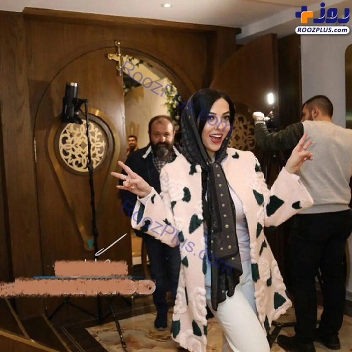 ژست عجیب و غیر عادی خانم بازیگر در یک مراسم/عکس