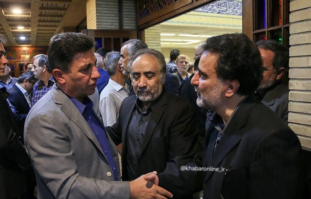 تصویری از امیر قلعه‌نویی در یک ختم سیاسی