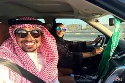 آموزش رانندگی مرد عربستانی به همسرش /عکس
