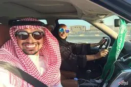 آموزش رانندگی مرد عربستانی به همسرش /عکس