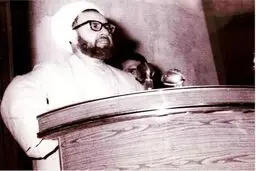 عکس کمتر دیده شده از شهید مطهری در حال سخنرانی