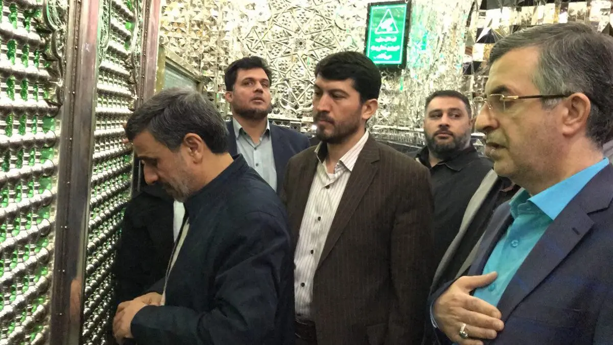 حضور احمدی‌نژاد و مشایی در حرم حضرت عبدالعظیم/عکس