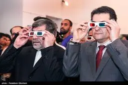 جنتی در حال تماشای فیلم سه بعدی/ عکس