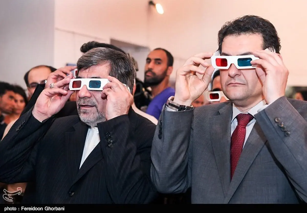 جنتی در حال تماشای فیلم سه بعدی/ عکس