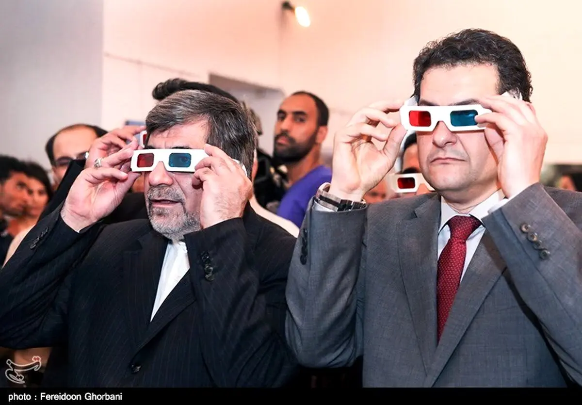 جنتی در حال تماشای فیلم سه بعدی/ عکس