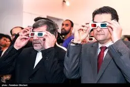 جنتی در حال تماشای فیلم سه بعدی/ عکس
