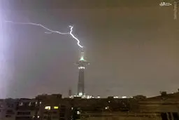 لحظه برخورد صاعقه به برج میلاد/عکس
