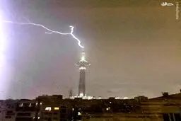 لحظه برخورد صاعقه به برج میلاد/عکس