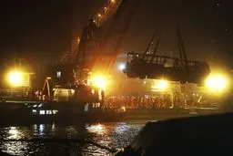 اتوبوس مرگ از رودخانه بیرون کشیده شد/ تصاویر