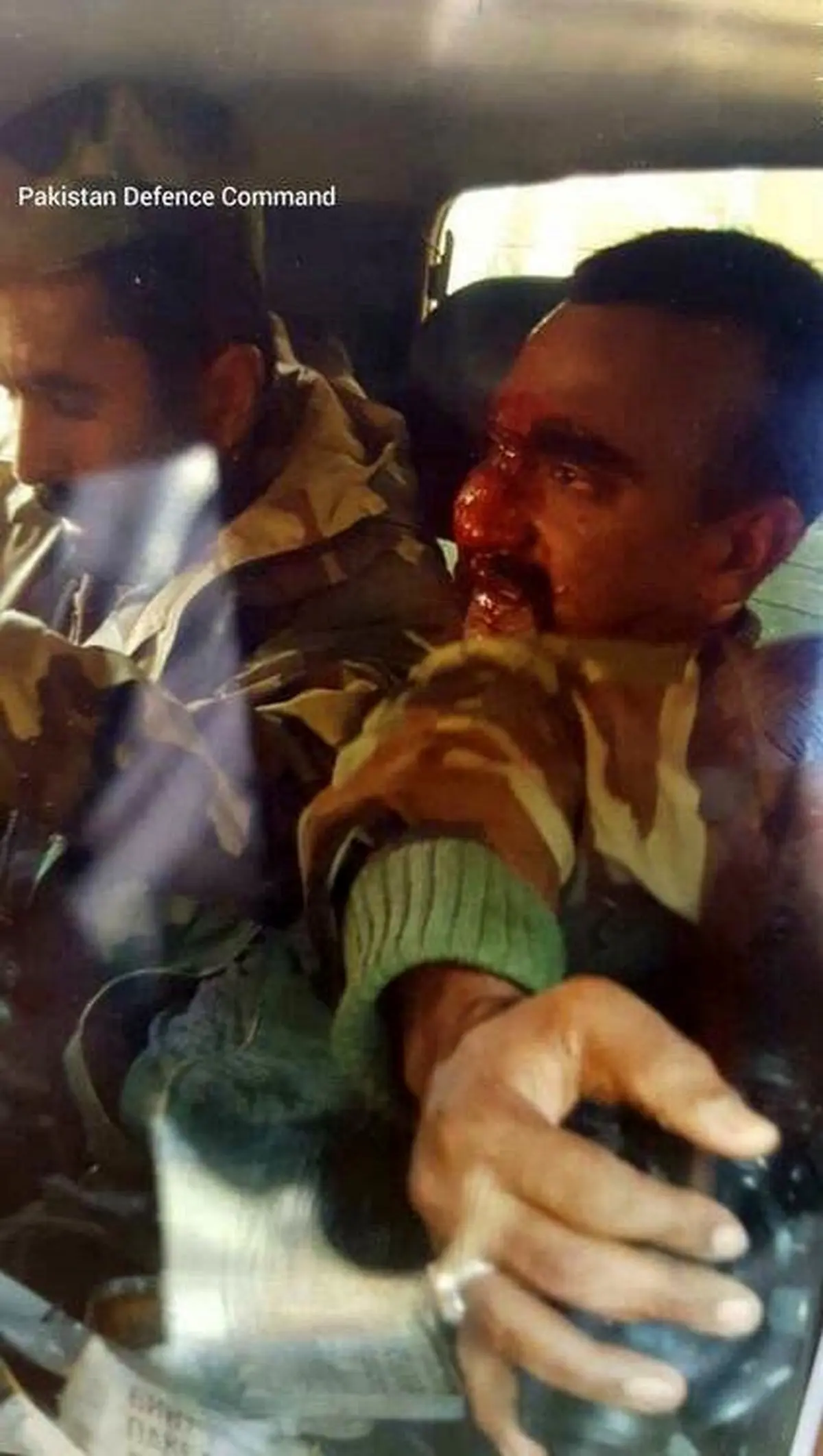 خلبان اسیرشده هندی در پاکستان/ تصاویر