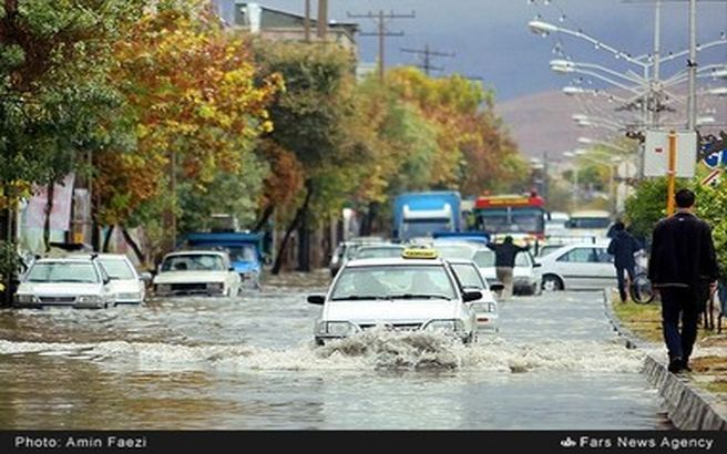 بارش باران و آبگرفتگی معابر در شیراز/تصاویر