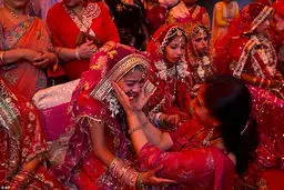 جشن عروسی پُر زرق‌وبرق، هدیه‌ای برای زوج های تنگدست + تصاویر