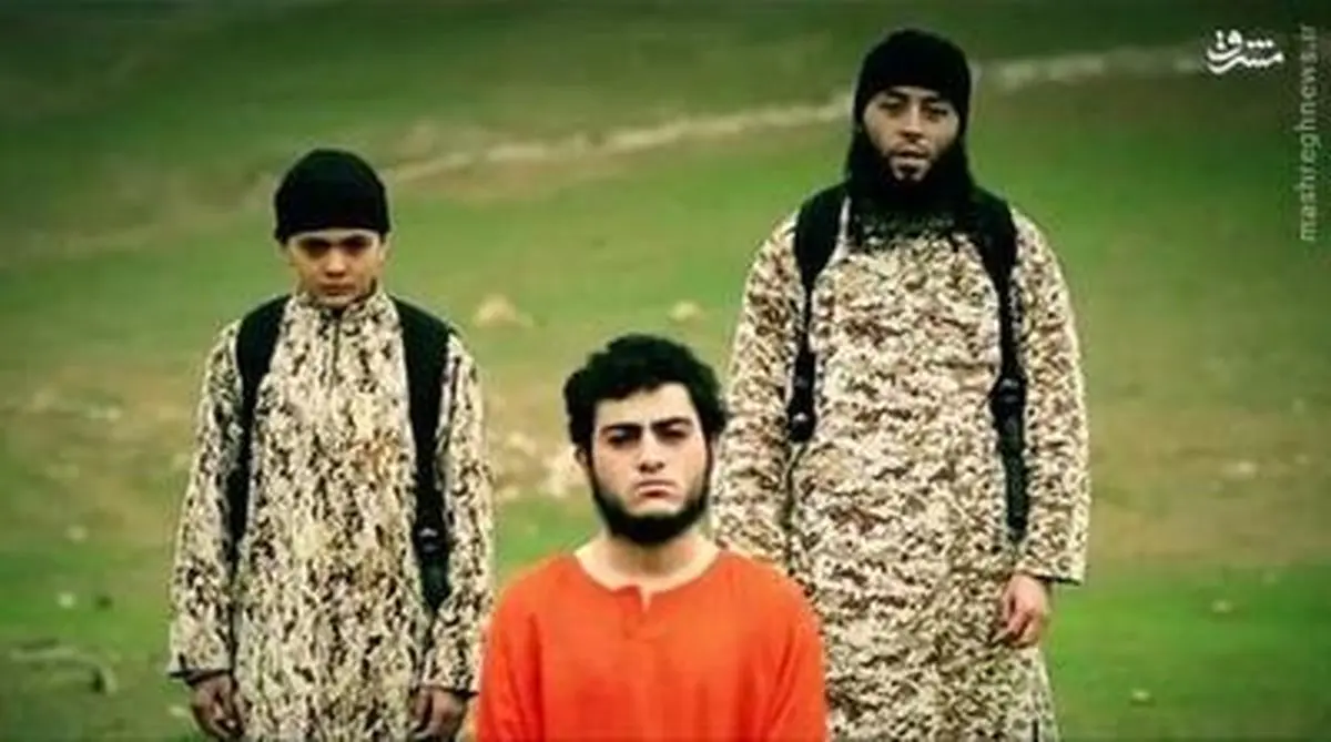 داعش اسلحه را برای اعدام به دست کودک کم سن و سال داد/تصاویر