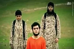 داعش اسلحه را برای اعدام به دست کودک کم سن و سال داد/تصاویر